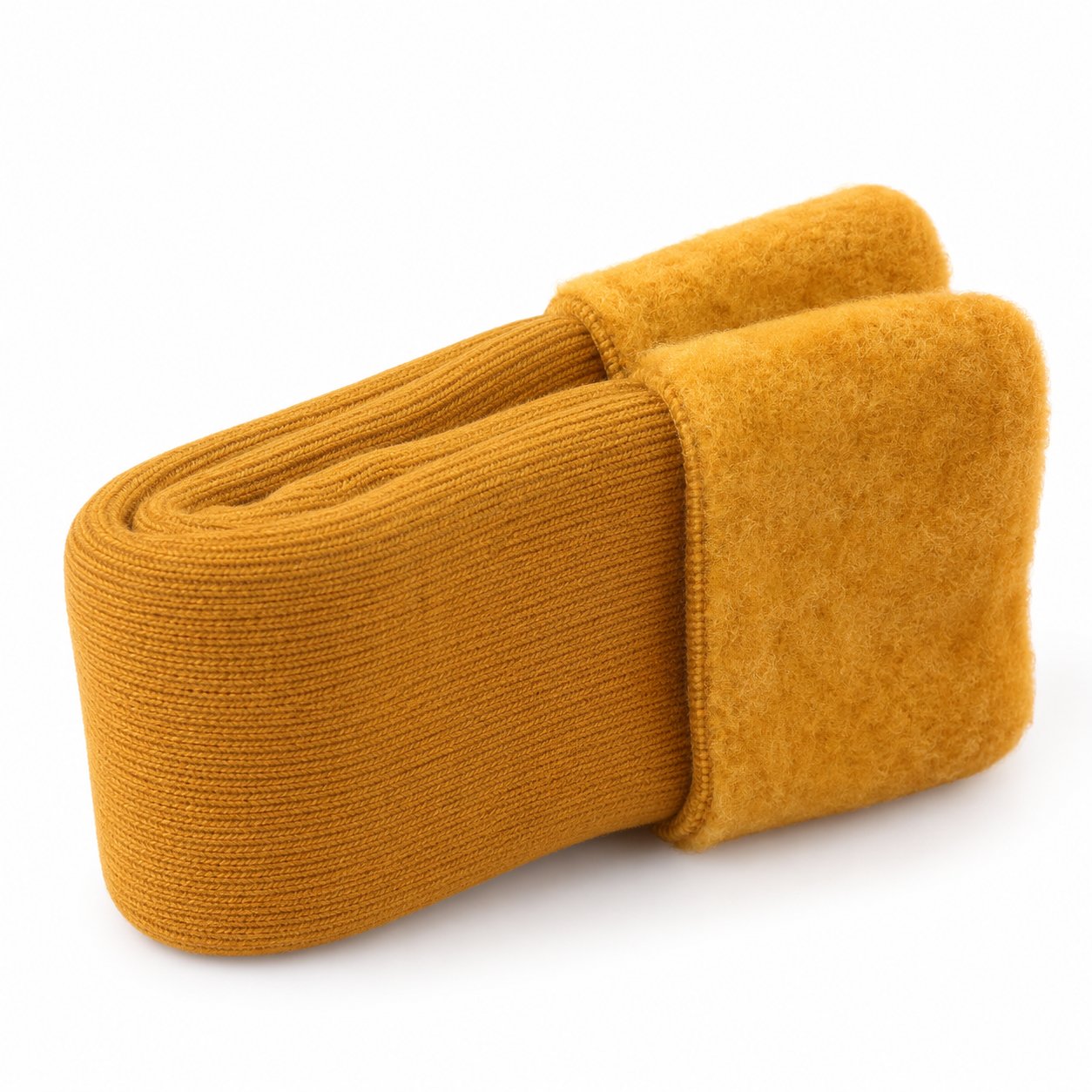 Meia térmica para frio de modelo canelado sendo usada com calçado de inverno